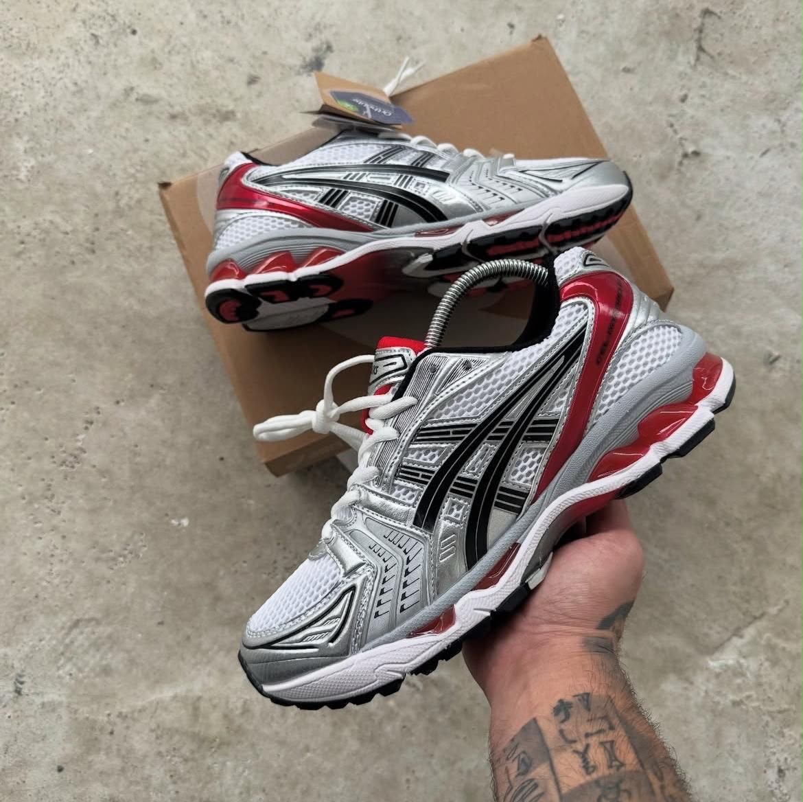 ASICS GEL - GRIS / ROUGE